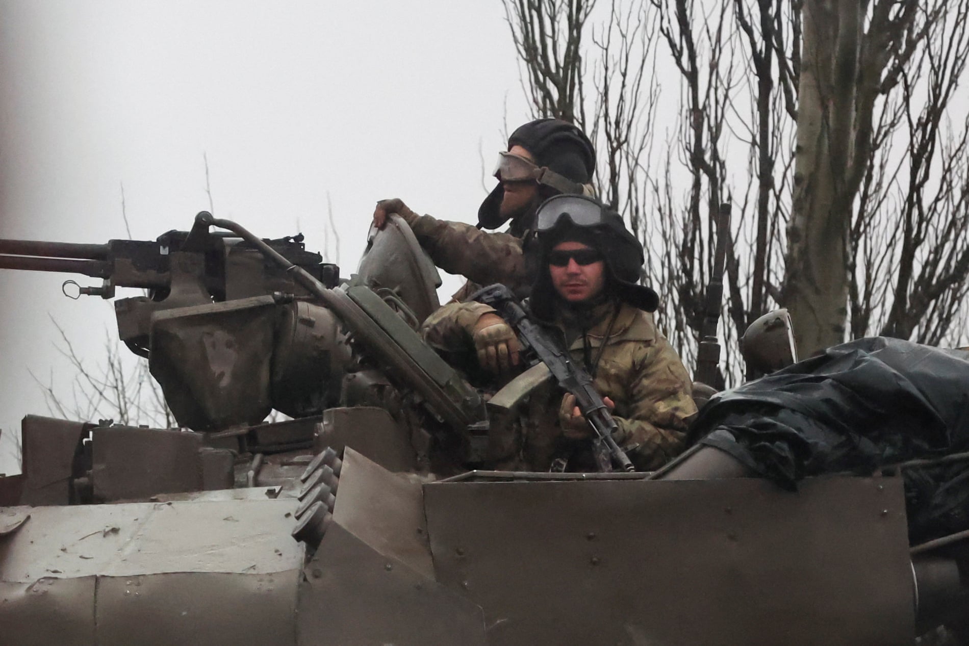 Xe tăng di chuyển vào thành phố Mariupol, sau khi Vladimir Putin cho phép một chiến dịch quân sự ở miền đông Ukraine Ảnh: Carlos Barría / Reuters