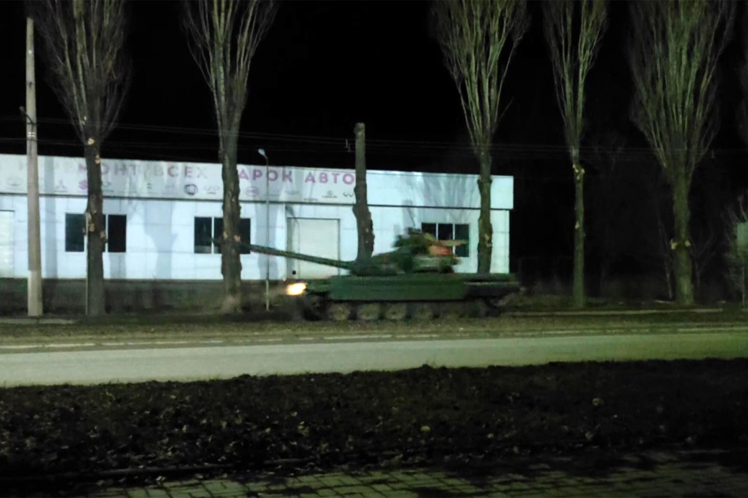 Một đoạn video cho thấy xe tăng quân sự Nga tiến vào khu vực Donbas do quân ly khai thân Nga kiểm soát vào ngày 23/2