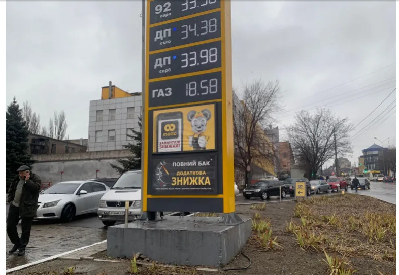 Tại Mariupol, miền đông Ukraine,  rất nhiều người xếp hàng tại các máy rút tiền và trạm xăng vì mọi người lo sợ mất điện và internet.