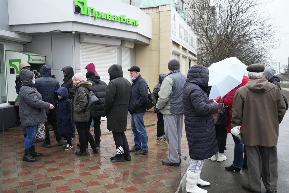Người dân Ukraine cũng tranh thủ xếp hàng rút tiền, vào siêu thị mua thực phẩm tích trữdo lo ngại tình hình có thể diễn biến nghiêm trọng trong những ngày tiếp theo.