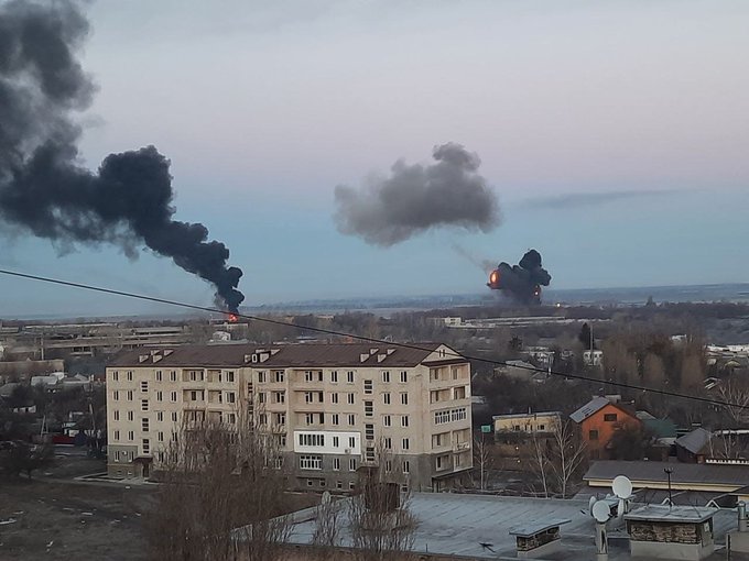 Tại thành phố Kharkiv, Donetsk, Lugansk... ở miền Đông Ukraine và ngay cả thủ đô Kiev, rất nhiều tiếng la hét trên đường phố khi những tiếng nổ bắt đầu vang lên.