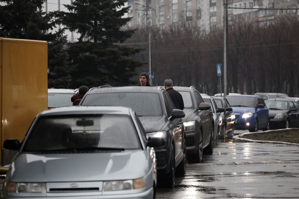Nhiều người trên ô tô xếp hàng chuẩn bị rời khỏi thành phố Mariupol.