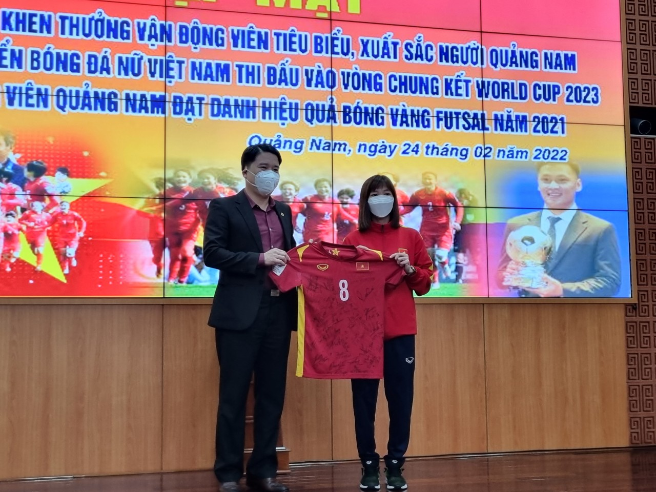 UBND tỉnh Quảng Nam đã tổ chức buổi gặp mặt tuyên dương, khen thưởng 4 vận động viên tiêu biểu, xuất sắc người Quảng Nam tham gia đội tuyển bóng đá nữ Việt Nam thi đấu vào vòng chung kết World Cup Bóng đá nữ thế giới 2023 và vận động viên đoạt Quả bóng vàng futsal Việt Nam năm 2021.