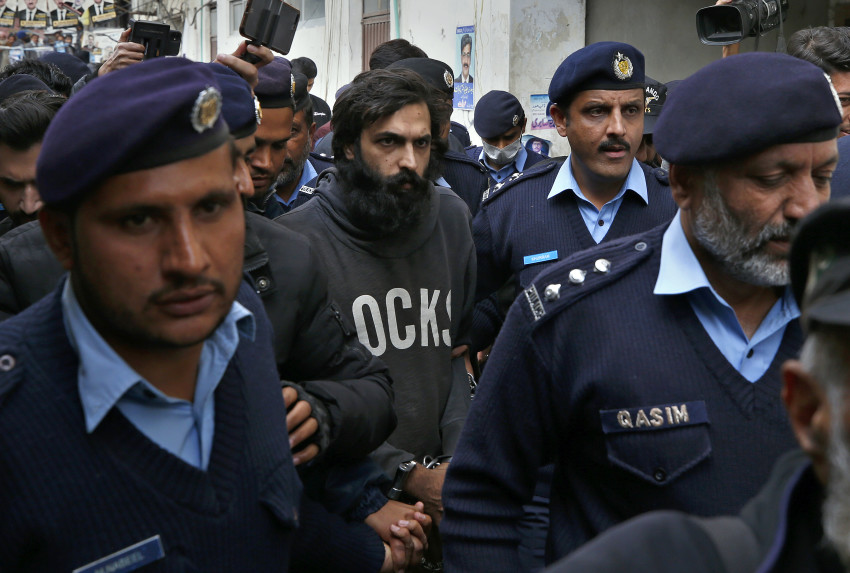 Các nhân viên cảnh sát hộ tống Zahir Jaffar, trung tâm, người đàn ông bị buộc tội trong vụ giết hại dã man Noor Mukadam năm ngoái, con gái 27 tuổi của một nhà ngoại giao Pakistan, ra hầu tòa, ở Islamabad, Pakistan, T