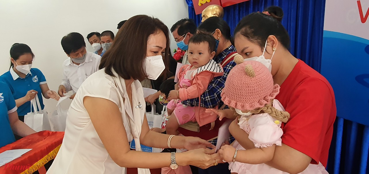 Bà Ngô Thị Thu Hương trao quà cho trẻ em mồ côi 