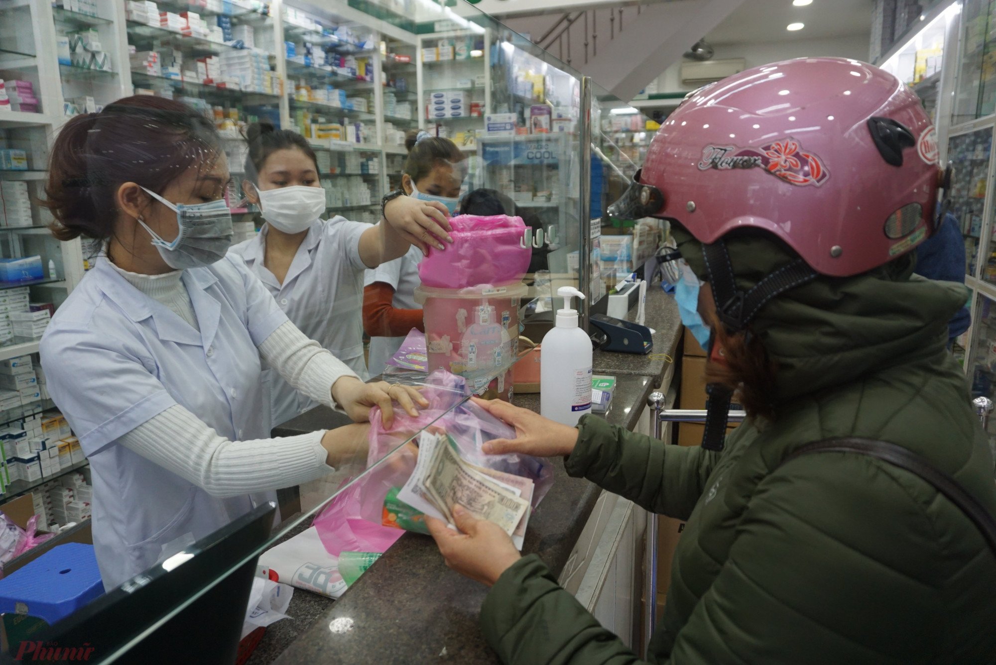 Các cửa hàng thuốc đông nghẹt người mua kit test nhanh phát hiện virus SARS-CoV-2