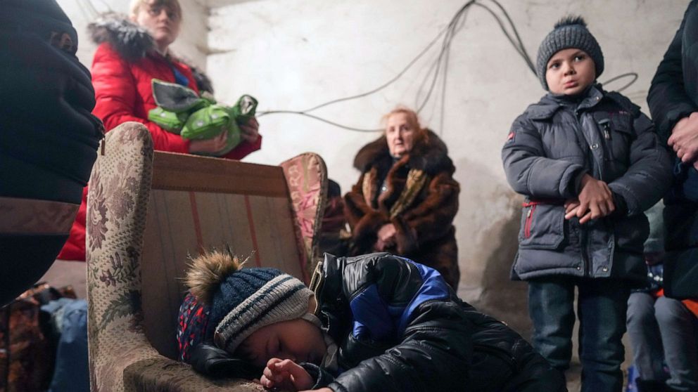 Các nhà chức trách cho biết 29.000 người đã nhập cảnh vào Ba Lan từ Ukraine và khoảng một nửa trong số tâm sự đang chạy trốn khỏi chiến tranh. Tại Romania cũng tiếp nhận hơn 10.000 người Ukraine, con số này tại Slovakia là gần 3.000 người.