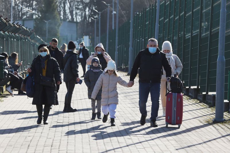 Người dân và trẻ em di chuyển tại biên giới giữa Ba Lan và Ukraine khi Nga bắt đầu tấn công vào Ukraine.