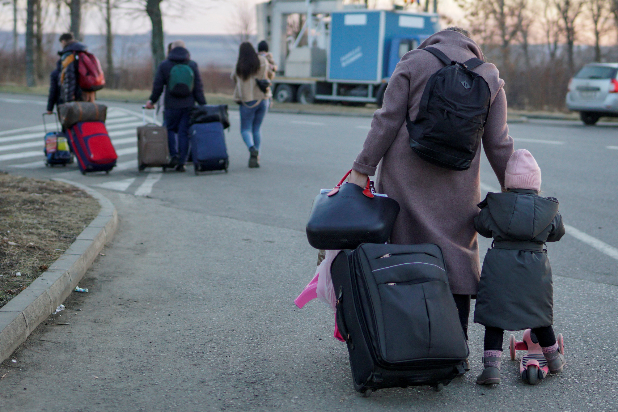 Người lớn tuổi, phụ nữ và trẻ em vội vã vượt biên từ Ukraine sang Romania.