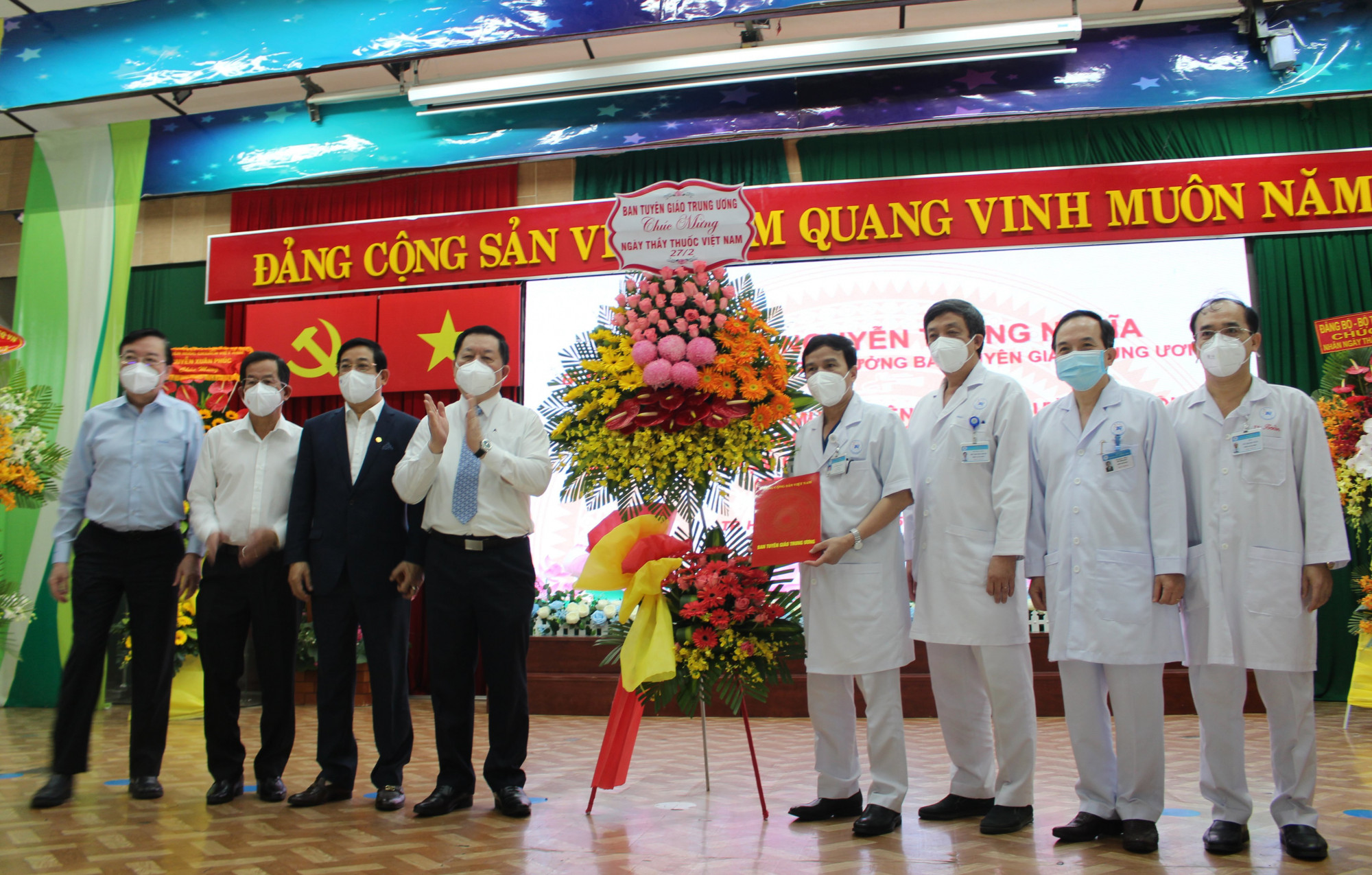 Ông Nguyễn Trọng Nghĩa (thứ 4 từ trái sang) tặng hoa chúc mừng Bệnh viện Thống Nhất TPHCM