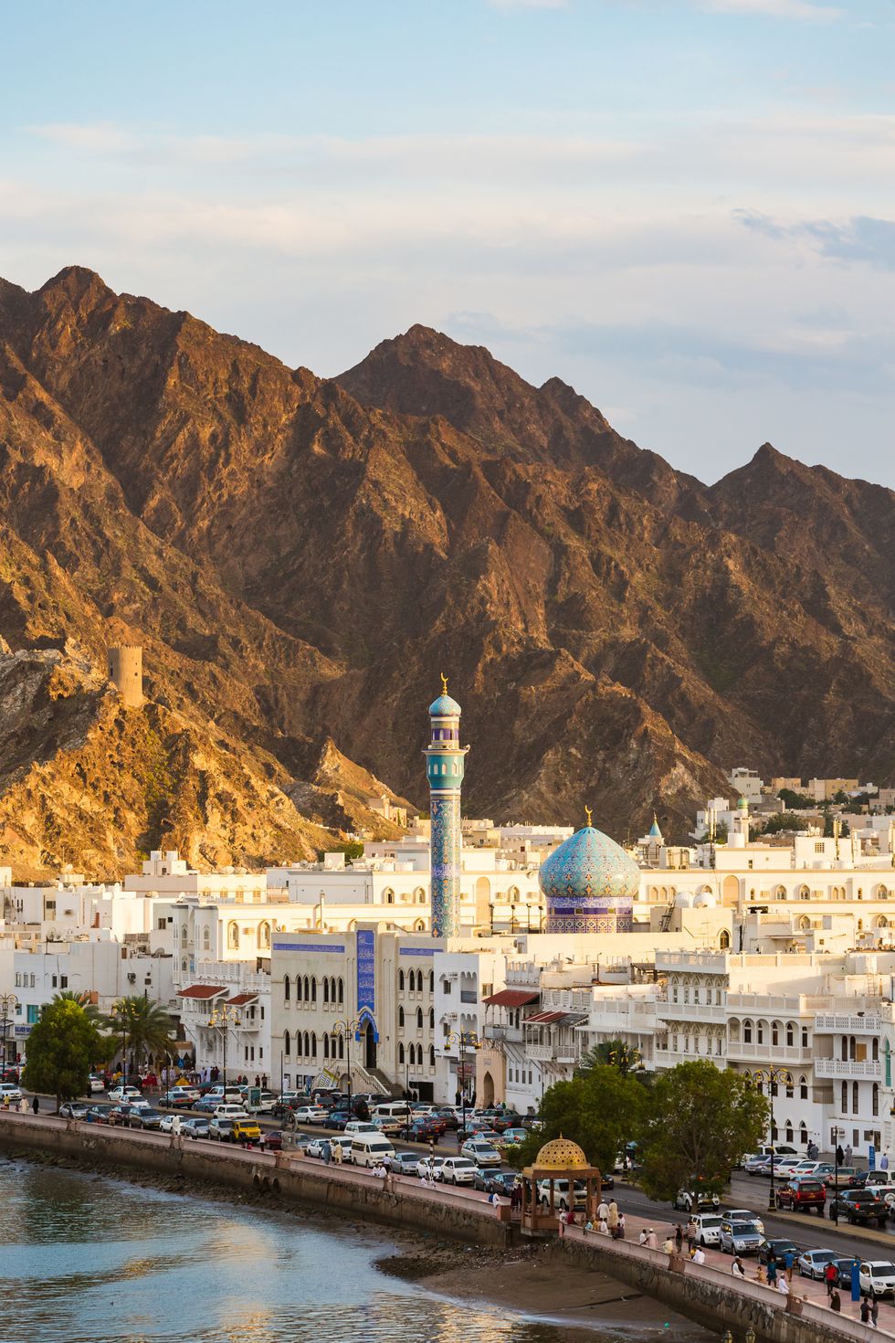 Giáp với Ả Rập Xê Út, Yemen, Các Tiểu vương quốc Ả Rập Thống nhất và Bán đảo Ả Rập, quốc gia ven biển Oman có rất nhiều địa điểm tuyệt đẹp để bạn có thể tham quan và khám phá. Về các thành phố, hãy bắt đầu từ thủ đô Muscat. Chỉ cần một cái nhìn vào đường chân trời tuyệt đẹp sẽ giúp bạn có cái nhìn thoáng qua về lịch sử hấp dẫn và địa lý độc đáo, vì nó được đánh dấu bởi các pháo đài của Bồ Đào Nha, một bến cảng nhộn nhịp và bối cảnh là những ngọn núi hùng vĩ.