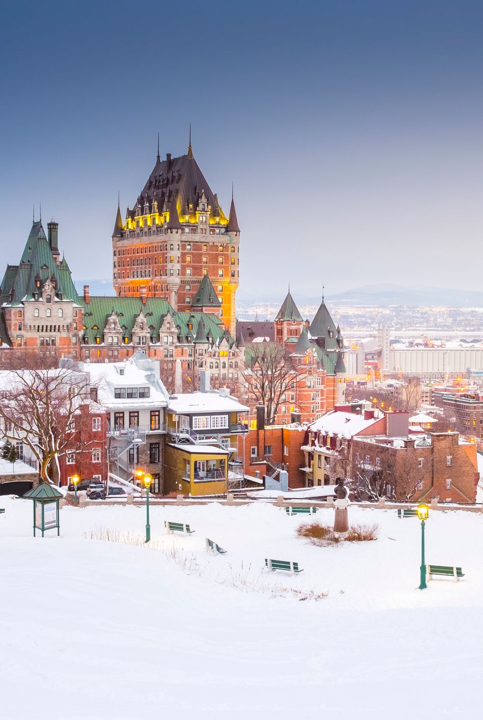 Thành phố Quebec fairmont le chateau frontenac vào lúc hoàng hôn NAIBANK GETTY HÌNH ẢNH Để thưởng thức hương vị lộng lẫy của châu Âu mà không cần băng qua ao nước, hãy đến Thành phố Quebec cực kỳ nổi tiếng của Pháp. Bạn có thể cảm nhận lịch sử khi khám phá những con phố hẹp rải rác các tòa nhà bằng đá ở trung tâm thành phố, có từ năm 1608. Mặc dù trời khá lạnh, nhưng đặc biệt lạnh vào mùa đông khi phủ đầy tuyết.