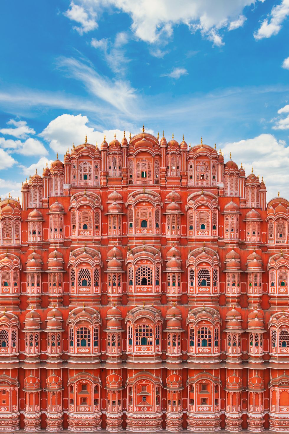 Jaipur, Ấn Độ Từ cấu trúc san hô mê hoặc này được gọi là Hawa Mahal (nó được xây dựng bằng đá sa thạch đỏ, và tên của nó, Hawa Mahal, có nghĩa là cung điện của gió) đến Chad Baori (một bậc thang cổ), có quá nhiều thứ để xem và làm ở Jaipur , Rajasthan, đặc biệt dành cho những người theo chủ nghĩa tối đa yêu màu sắc.