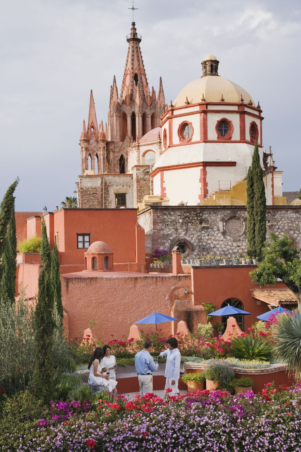 San Miguel de Allende Nền nhà thờ của cặp đôi người Tây Ban Nha HÌNH ẢNH CỦA JEREMY WOODHOUSE GETTY Với các tòa nhà được sơn đầy màu sắc nằm trong khung cảnh đồi núi và một số món ăn, lễ hội nghệ thuật và khu mua sắm thủ công tốt nhất trên thế giới, San Miguel de Allende dễ dàng trở thành một trong những thành phố nổi tiếng nhất trên thế giới. Bạn sẽ đặc biệt yêu thích nó nếu là người yêu thích kiến ​​trúc baroque của Tây Ban Nha, những bông hoa đầy màu sắc và thời tiết ấm áp.