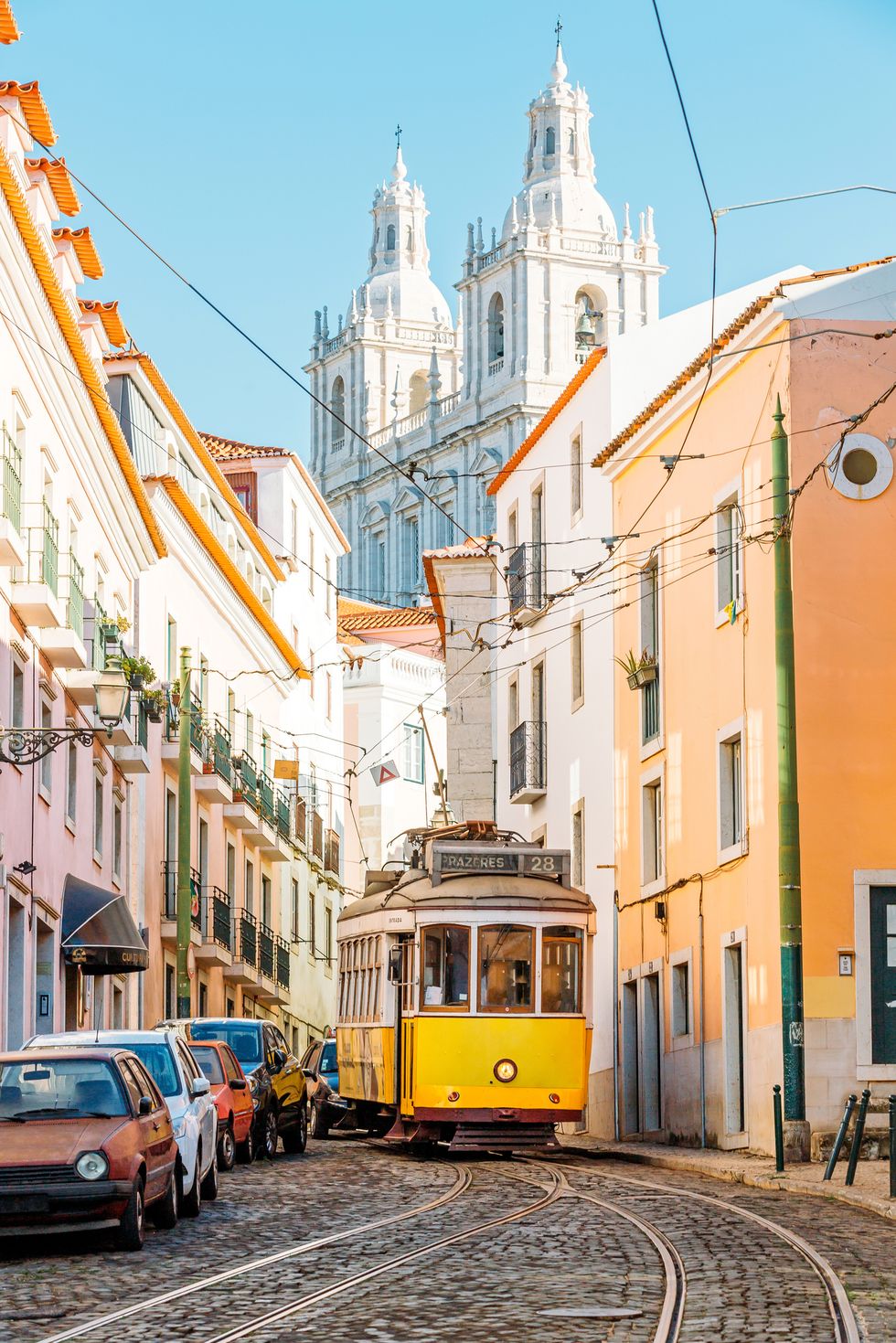 thành phố Lisbon của đất nước Portugal xe điện màu vàng trên con phố hẹp của quận alfama ở lisbon, Bồ Đào Nha HÌNH ẢNH CỦA ALEXANDER SPATARI GETTY Thành phố màu phấn trên biển Iberia này có đầy những điều kỳ diệu về thị giác. Đặt trong bối cảnh của những ngọn đồi với tầm nhìn bao quát ra đại dương và những tòa nhà lát gạch đầy màu sắc trên mọi con phố, Lisbon là một trong những nơi khiến bạn tràn đầy hy vọng và cảm hứng khi đi dạo trong khu phố đơn giản.