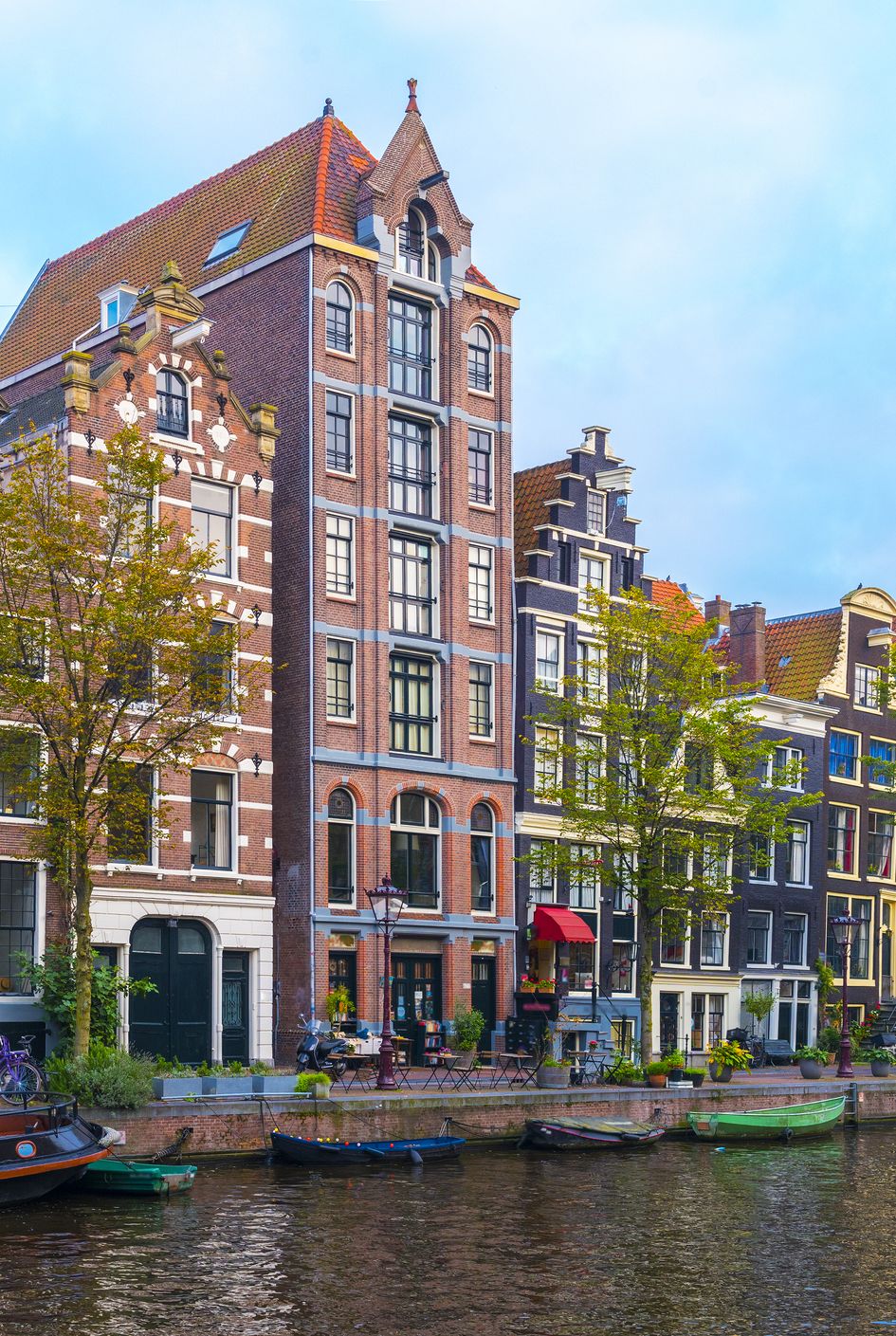 Amsterdam, Hà Lan trung tâm thành phố Amsterdam HÌNH ẢNH RESULMUSLU GETTY Amsterdam, thủ đô của Hà Lan, có hơn một trăm km kênh đào uốn lượn qua đó, đó chỉ là một trong những điều làm cho nó trở thành một nơi hùng vĩ. Nó cũng là thánh địa của nghệ thuật, văn hóa và niềm vui.