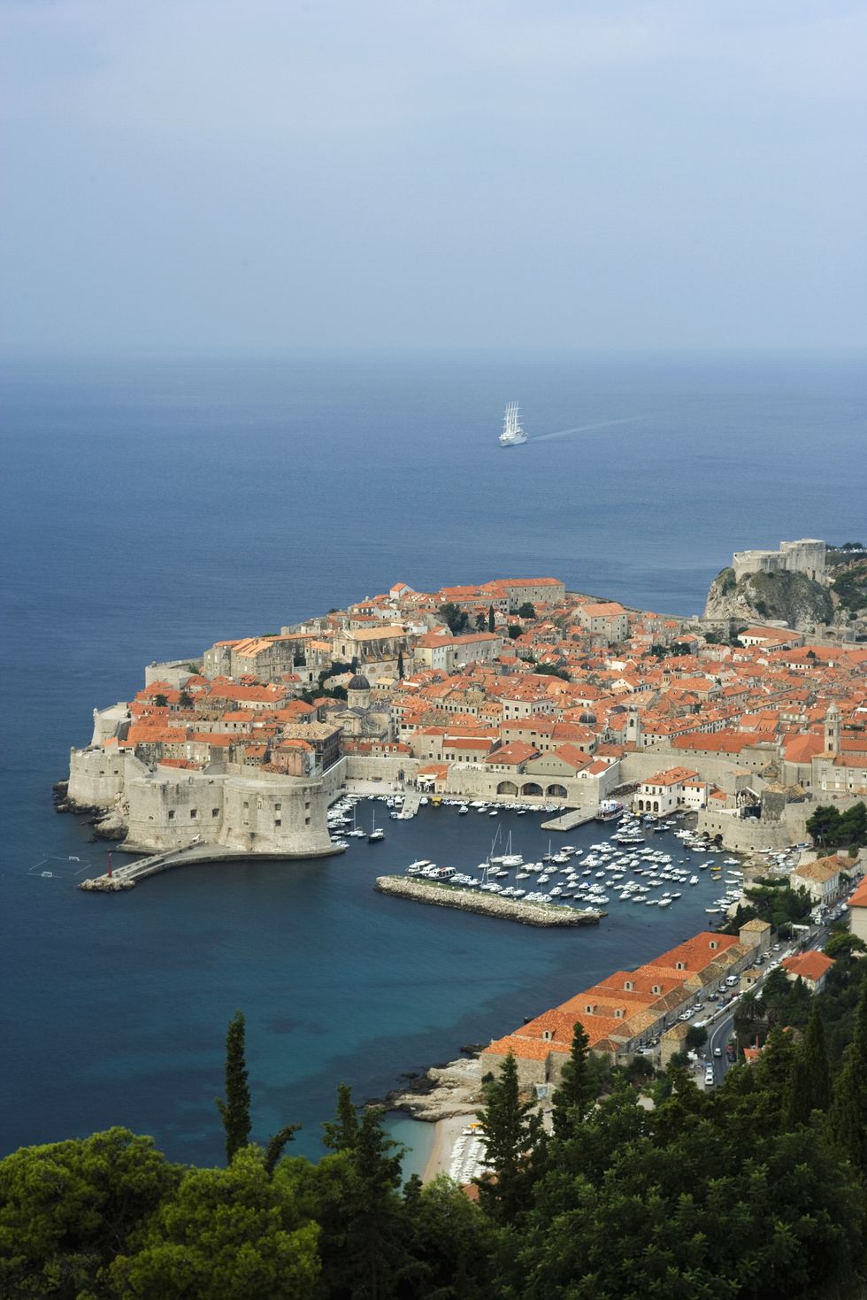 Dubrovnik, Croatia thị trấn ven biển DENNIS DEGNAN GETTY HÌNH ẢNH Dubrovnik nằm trên Biển Adriatic và tự hào về cả kỳ nghỉ và cuộc phiêu lưu trong thành phố. Từ làn nước trong vắt và những bãi biển hẻo lánh đến rượu vang địa phương đáng kinh ngạc và lịch sử văn hóa phong phú vô tận, có quá nhiều thứ để trải nghiệm ở thành phố nhộn nhịp này.