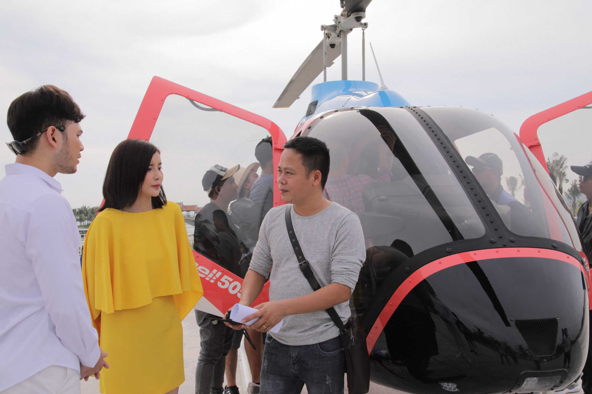 Đạo diễn Đinh Thái Thụy (phải) trao đổi với nữ diễn viên Cao Thái Hà trên phim trường