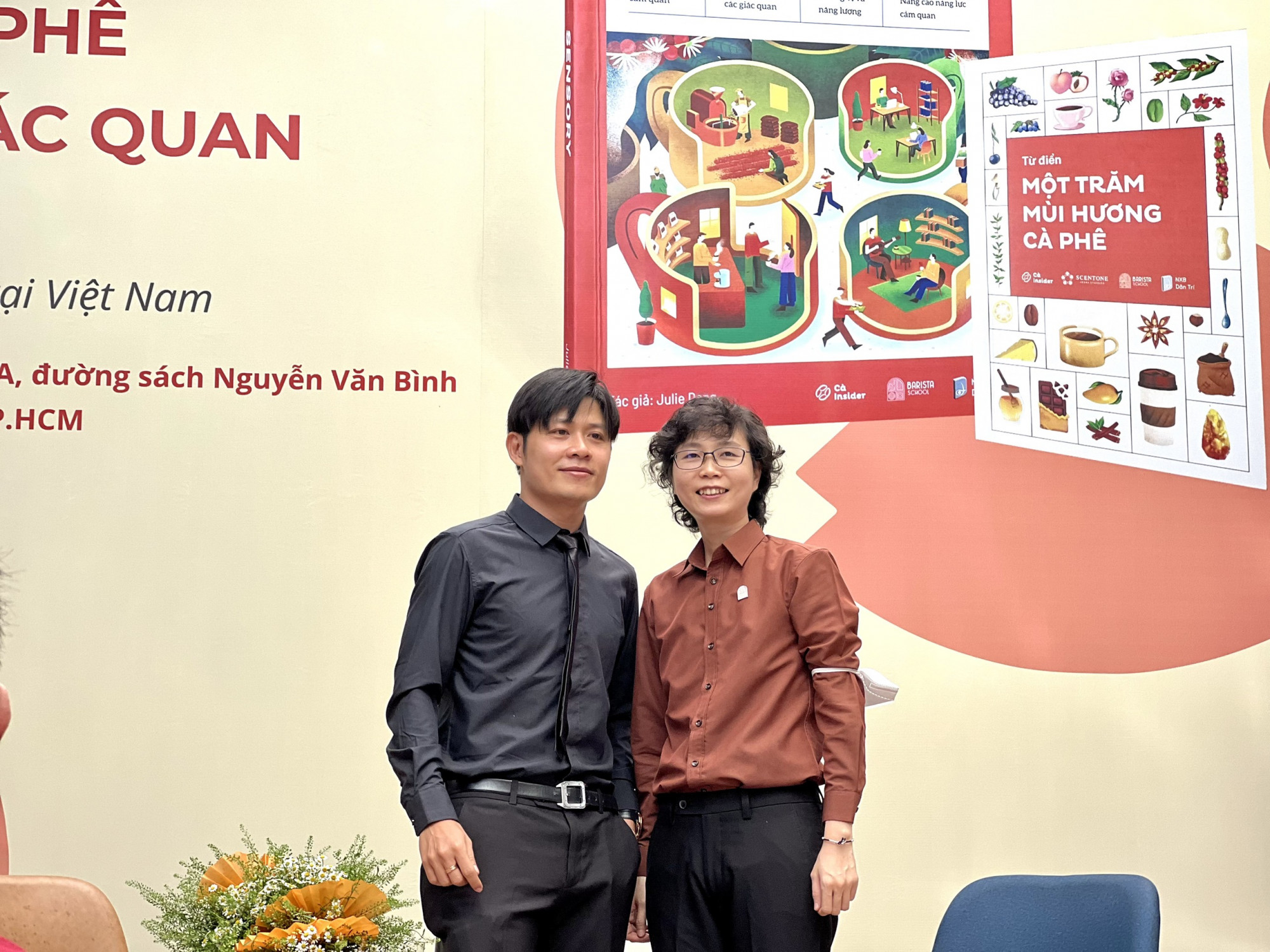 Nhạc sĩ Nguyễn Văn Chung và tác giả Julie Dang