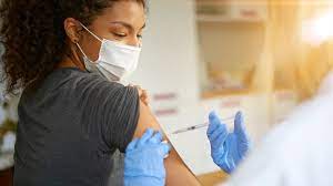 Các nhà khoa học nghiên cứu kết hợp vắc xin tiêm phòng cúm và COVID-19