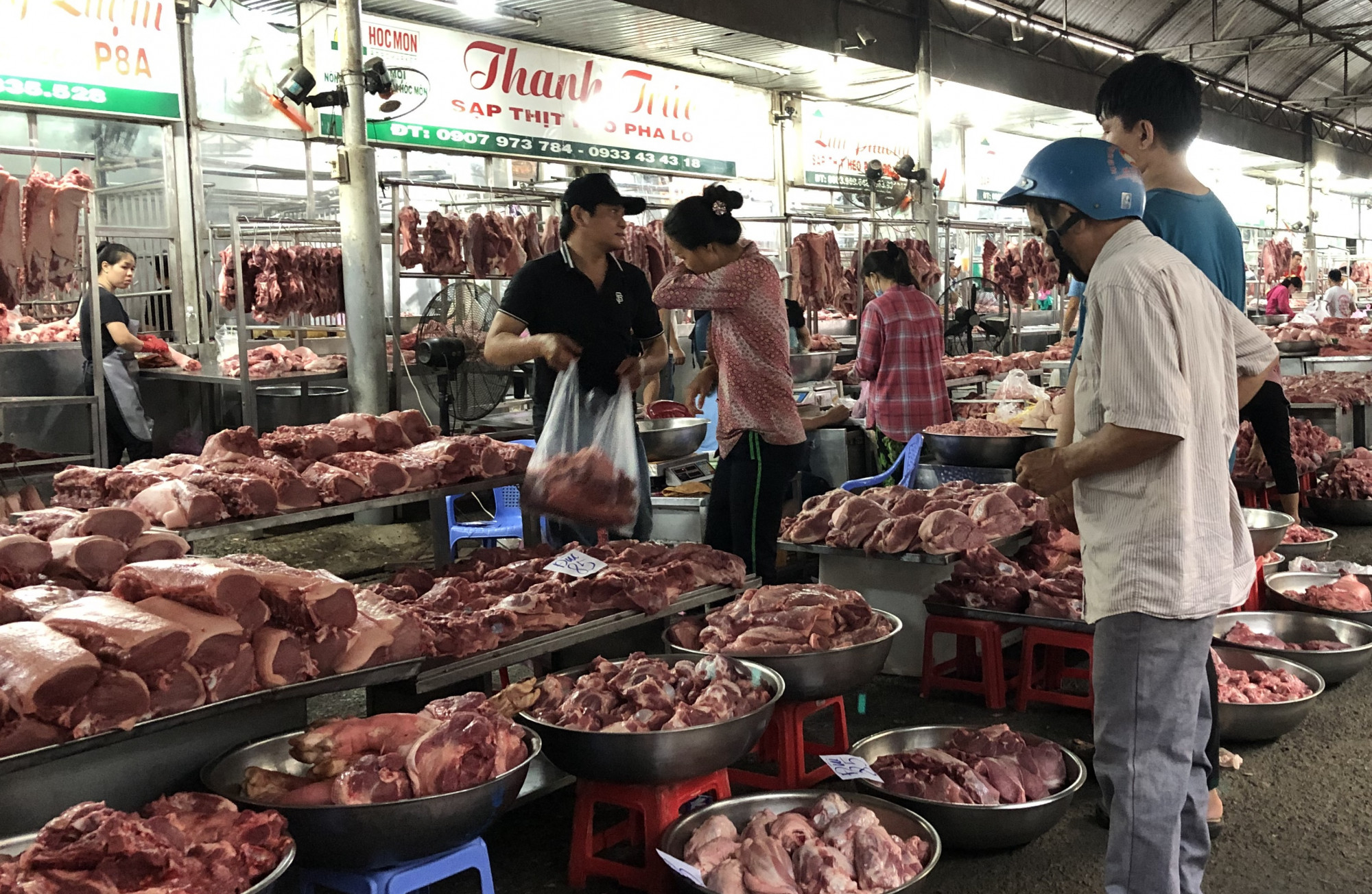 Giá thịt heo bán lẻ tại các chợ gần như không giảm - Ảnh: Thanh Hoa