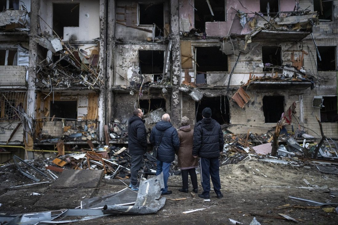 Người dân nhìn vào thiệt hại sau một vụ tấn công bằng tên lửa ở thành phố Kyiv, Ukraine. Ảnh: AP