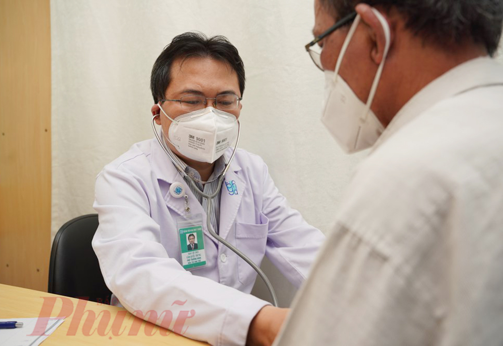 Bác sĩ Trung cố gắng làm tốt việc phòng chống dịch tại bệnh viện để các đồng nghiệp tuyến đầu yên tâm chiến đấu với COVID-19