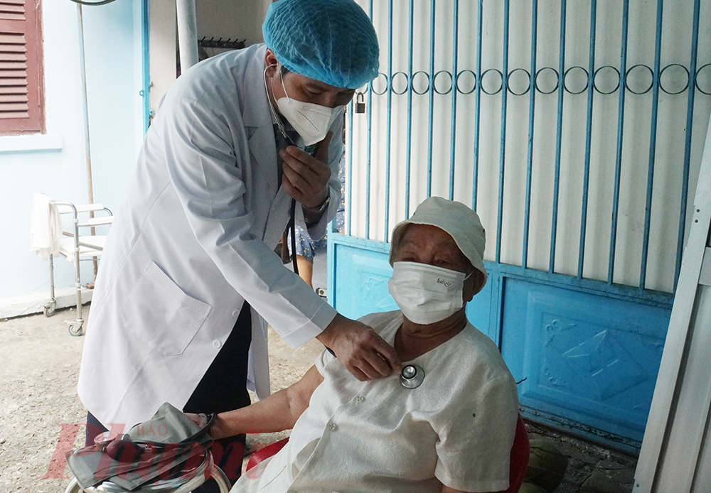 Dịch bệnh tạm thời được kiểm soát, ngoài thăm khám tại bệnh viện, bác sĩ Hùng và đồng nghiệp cũng chia ê-kíp đến tận nhà khám cho bệnh nhân thuộc đối tượng nguy cơ