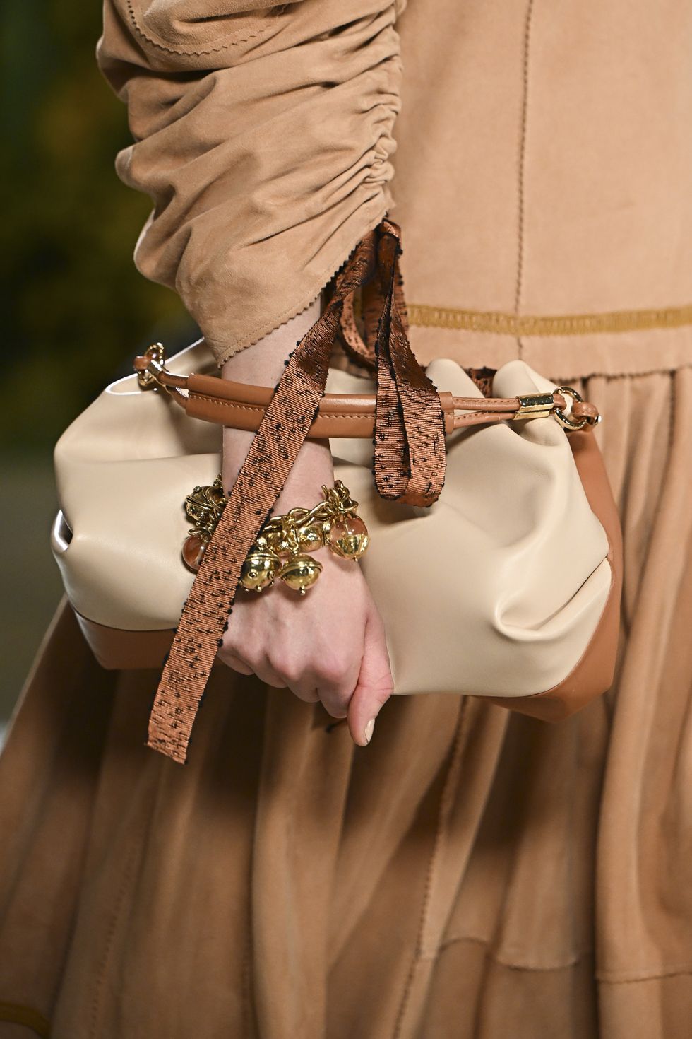 9. Ulla Johnson Kết hợp hai xu hướng lớn nhất của mùa thời trang mới, chiếc túi đeo vai trơn của Ulla Johnson có thể được gói gọn và cầm trên tay. 