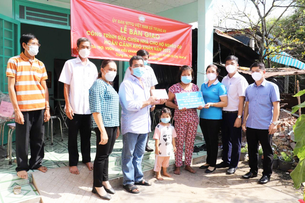 Hội LHPN xã Trung An vận động xây sửa nhà, tặng sổ tiết kiệm cho gia đình bà Võ Thị Kim Chi 