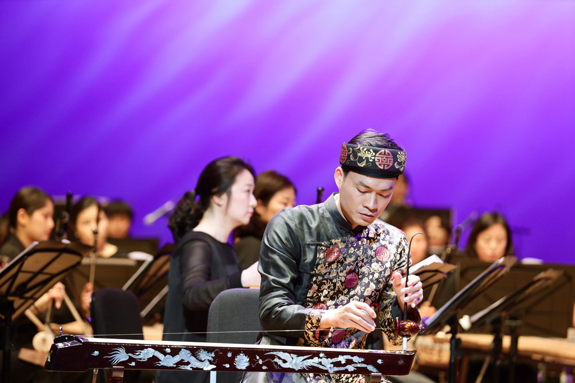 Tiến sĩ Lê Hoài Phương diễn tấu đàn bầu cùng “Silkroad Orchestra” tại Expo văn hóa thế giới ở KyungJu - Hàn Quốc (tháng 10/2017)