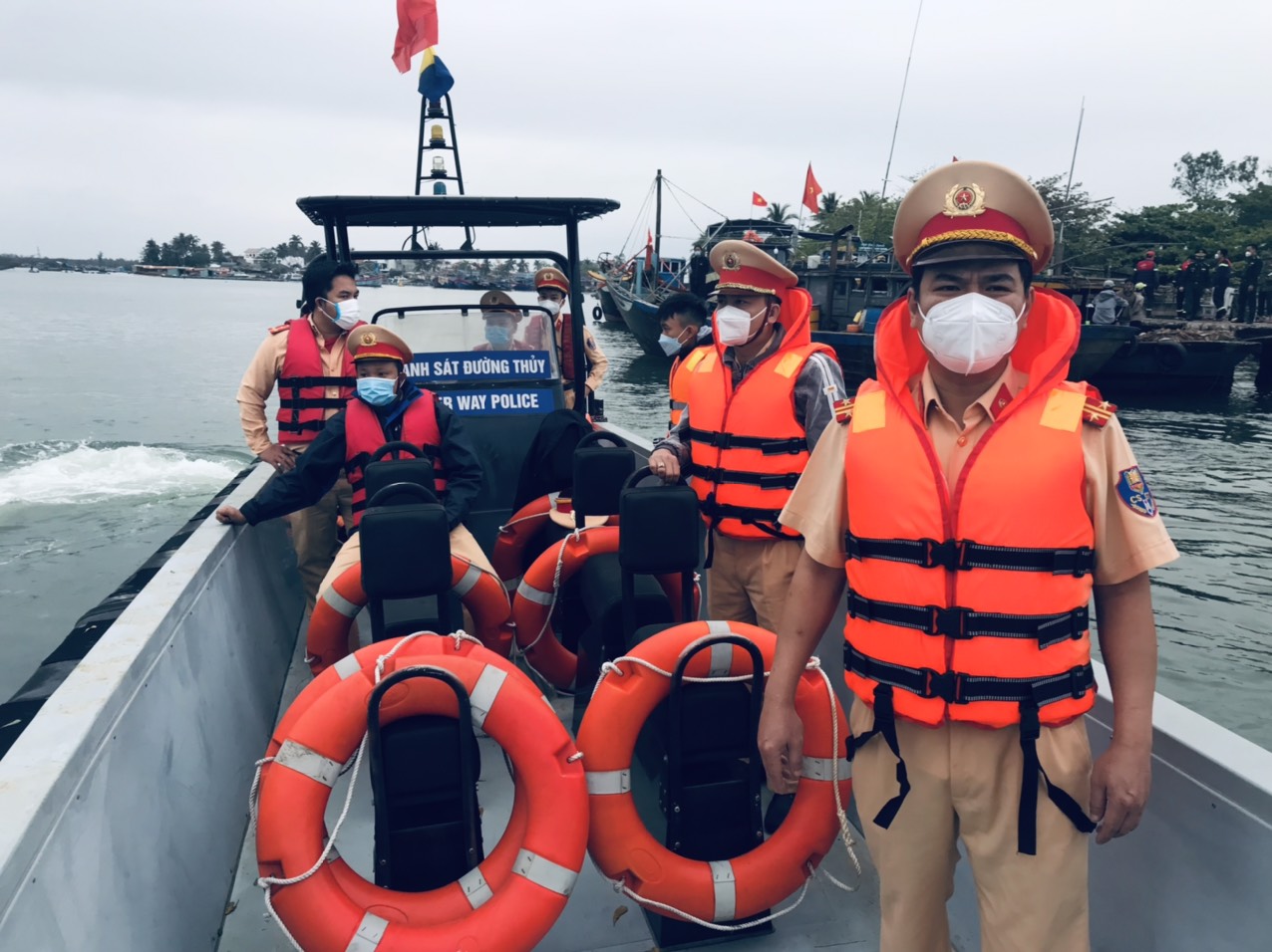 Cục CSGT đang phối hợp cùng các lực lượng thuộc Quân đội, Bộ đội Biên phòng, Công an tỉnh Quảng Nam tìm kiếm nạn nhân mất tích trong vụ chìm ca nô ở biển Cửa Đại