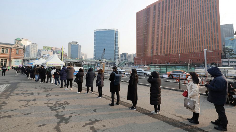 Mọi người xếp hàng chờ đợi để được kiểm tra COVID-19 tại một địa điểm thử nghiệm được thiết lập tạm thời tại một trung tâm y tế công cộng ở Seoul, ngày 24 tháng 2. Reuters-Yonhap