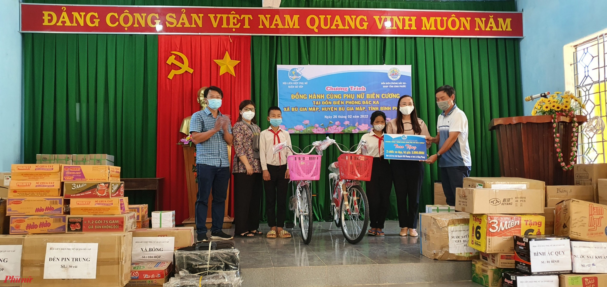 Hội LHPN quận Gò Vấp và các đơn vị tặng xe đạp cho học sinh 