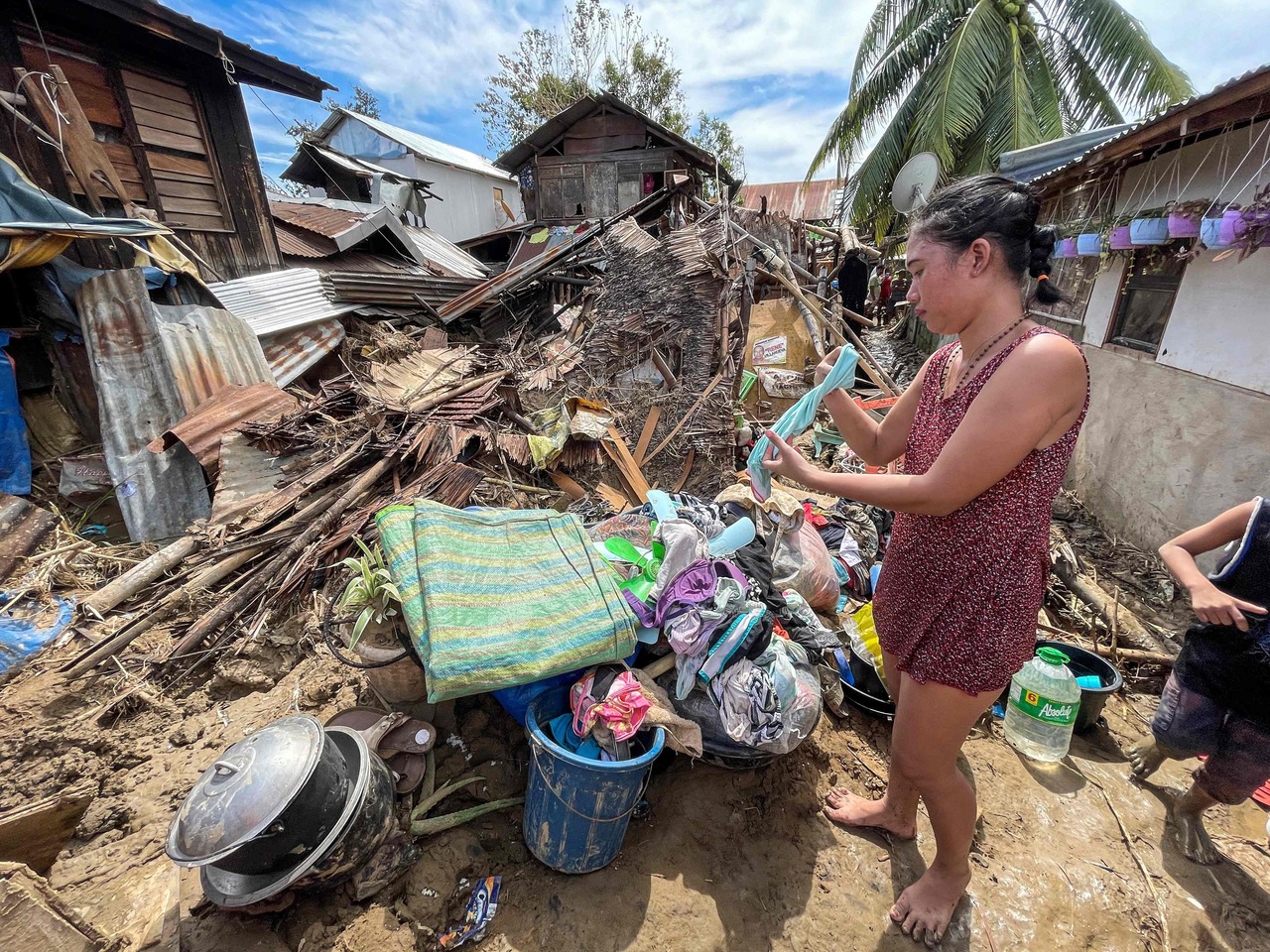 Một người dân đang phơi quần áo ở thành phố Bais, vài ngày sau khi siêu bão Rai đổ bộ vào các khu vực miền nam và miền trung của Philippines,