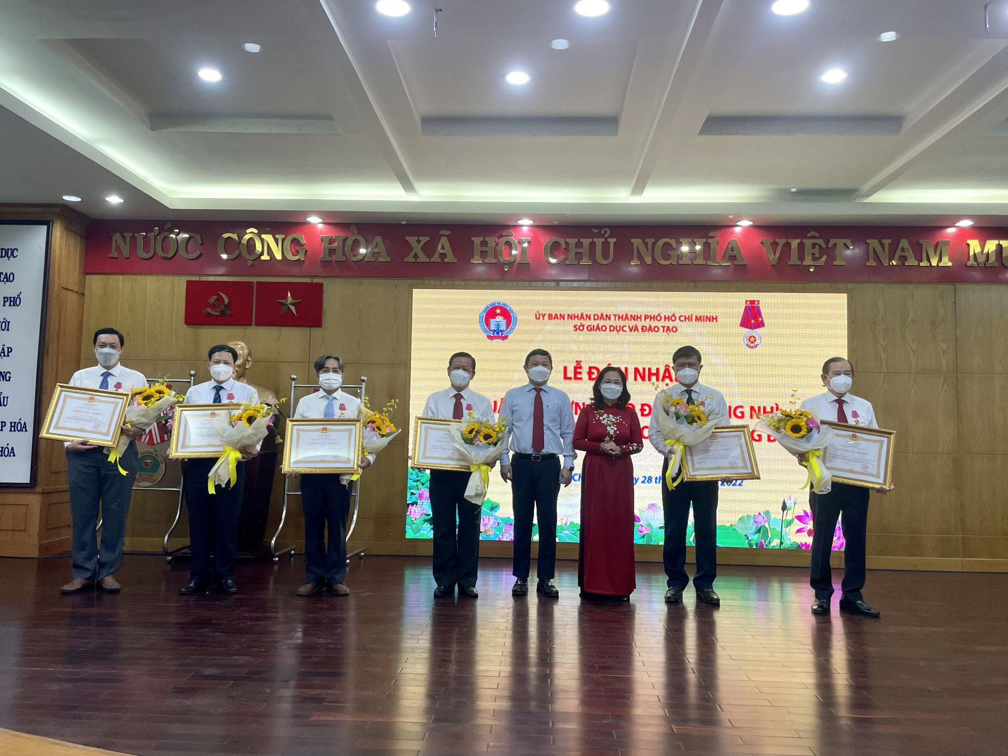 Lãnh đạo TPHCM trao tặng Huân chương Lao động Hạng Nhì và Huân chương Lao động Hạng Ba cho các nhà giáo tiêu biểu TPHCM 