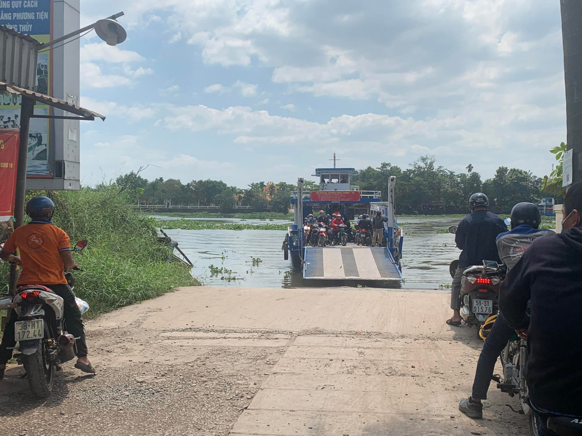 Những chuyến phà qua sông có đến hàng chục người nhưng không có bất kì 1 ai mang áo phao trên người