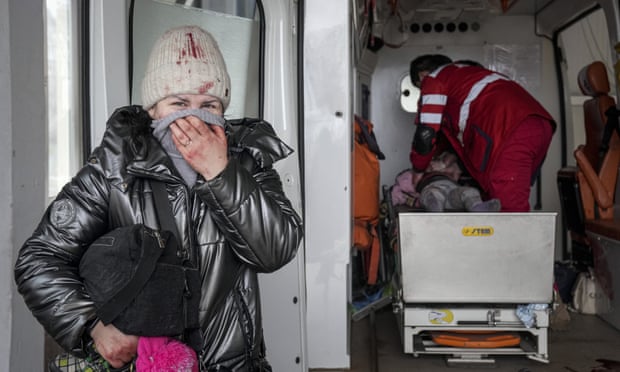 Nhân viên y tế thực hiện hô hấp nhân tạo cho một cô gái bị thương trong cuộc pháo kích ở Mariupol, Ukraine. Cô gái đã không qua khỏi. Ảnh: Evgeniy Maloletka / AP