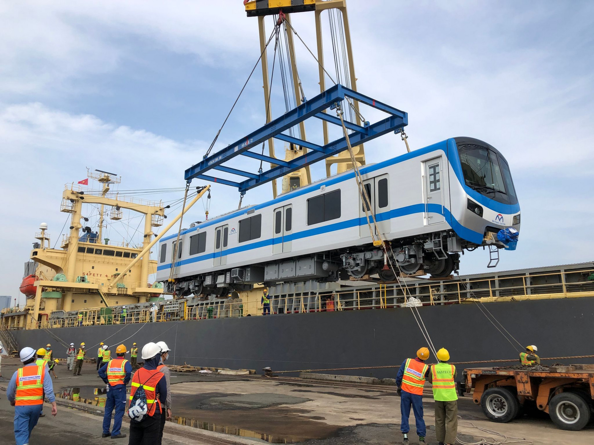 Hình ảnh đoàn tàu metro được hạ tải xuống xe siêu trường để chuyển về Deport Long Bình hồi cuối năm 2021