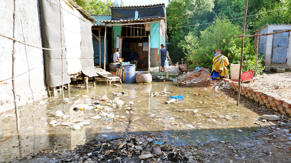 Lối vào nhà của anh Lê Văn Bé (ấp Thạnh Hòa, xã Thạnh An) ngập ngụa nước, rác mỗi khi triều lên