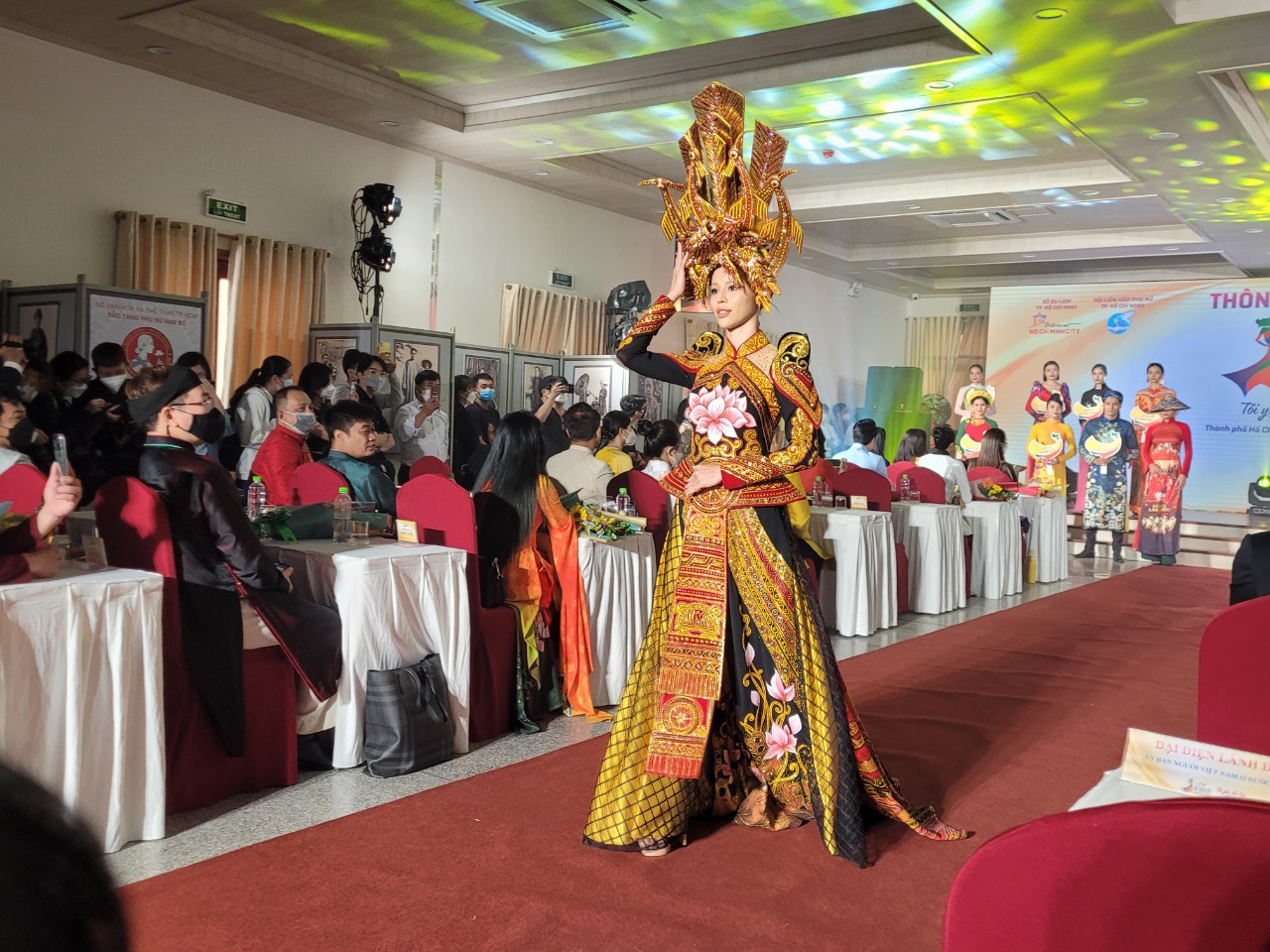 Gới thiệu các mẫu áo dài đại diện cho các bộ sưu tập áo dài sẽ biểu diễn trong chương trình Khai mạc lễ hội diễn ra vào ngày 5/3/2022 tại công viên tượng đài Chủ tịch Hồ Chí Minh và Phố đi bộ Nguyễn Huệ