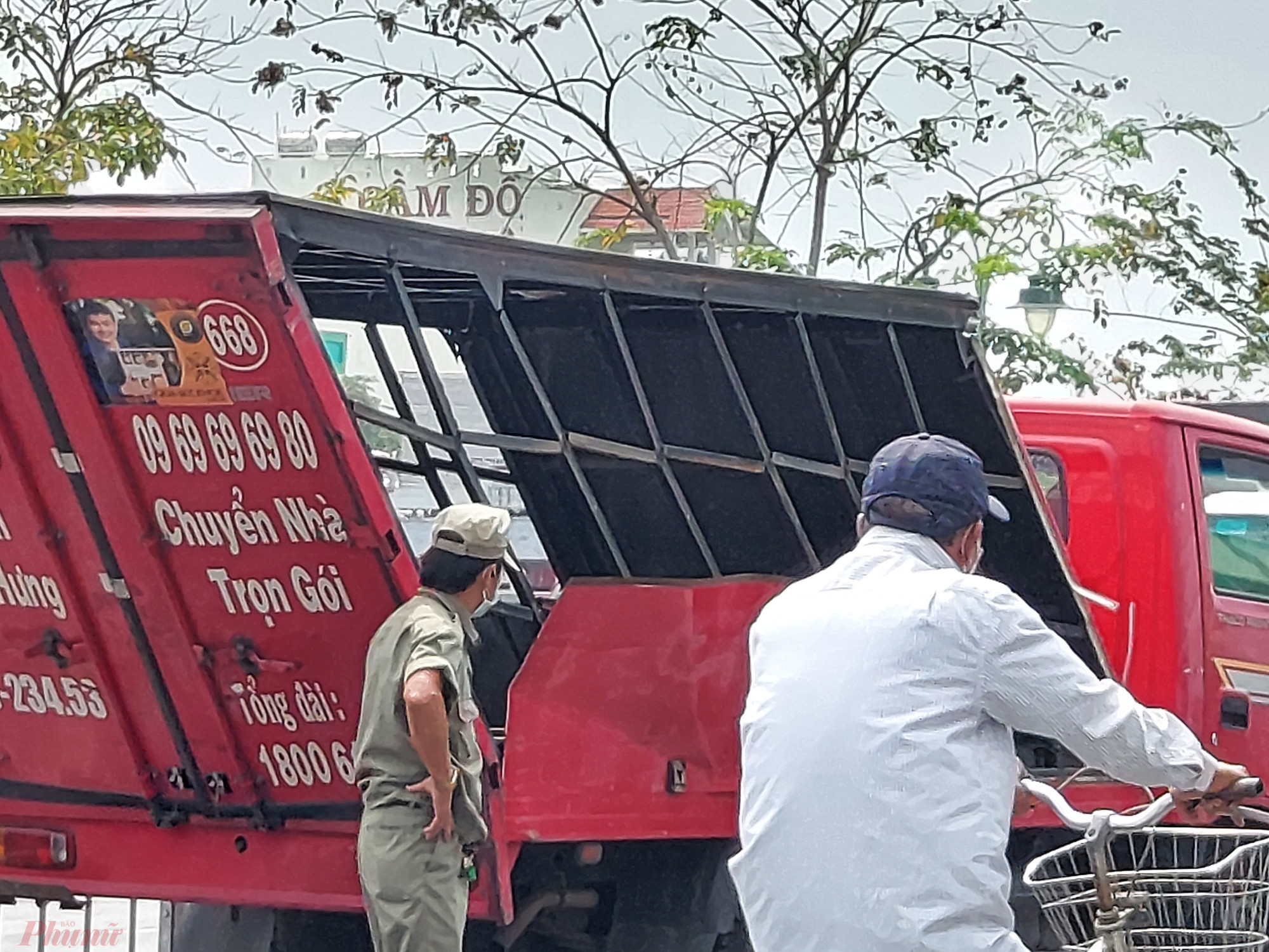 Phần thùng chiếc xe tải bị biến dạng sau vụ tai nạn.