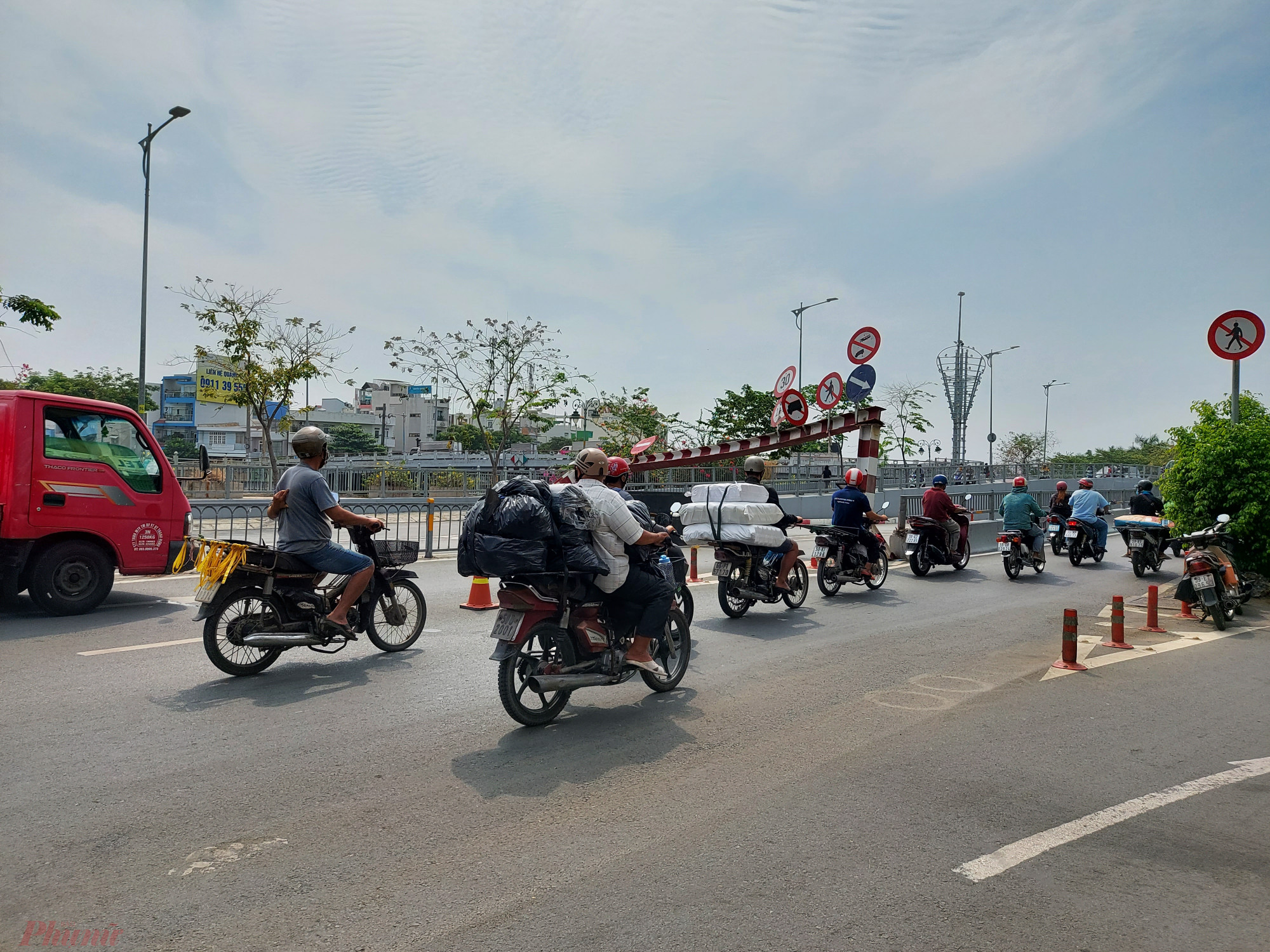 Hầm chui cầu Phạm Văn Chí bị lực lượng chức năng tạm phong tỏa.