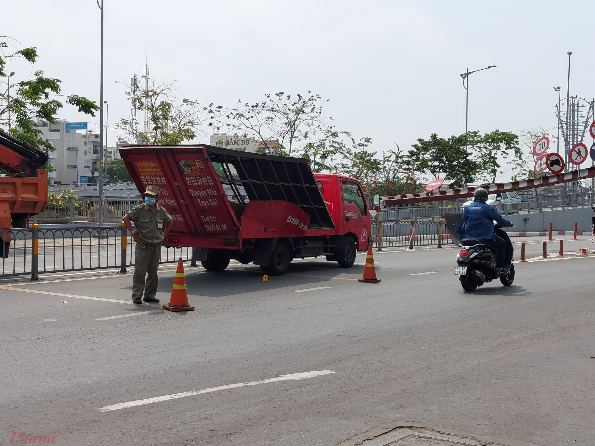 Từ năm 2019 đến nay, thanh giới hạn chiều cao hầm cầu Phạm Văn Chí đã bị tông sập hàng chục lần.