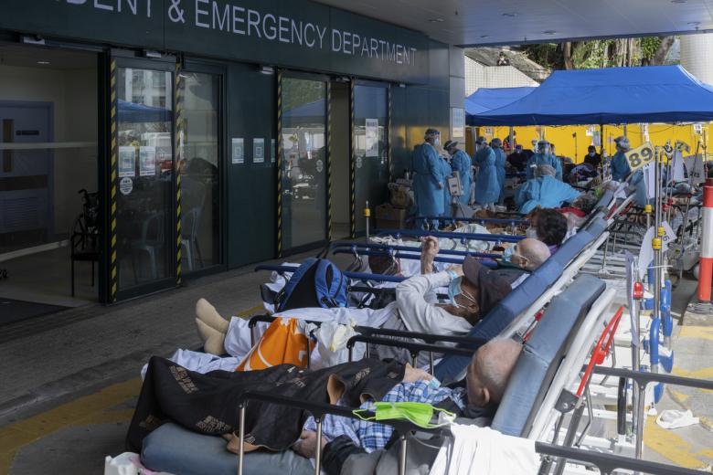 Bệnh nhân nằm dài chờ đợi bên ngoài Trung tâm Y tế Caritas ở Hồng Kông,