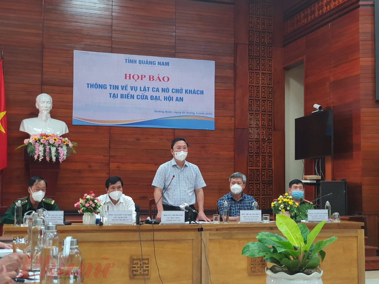 Ông Lê Trí Thanh - Chủ tịch UBND tỉnh Quảng Nam (đứng) - chủ trì cuộc họp báo