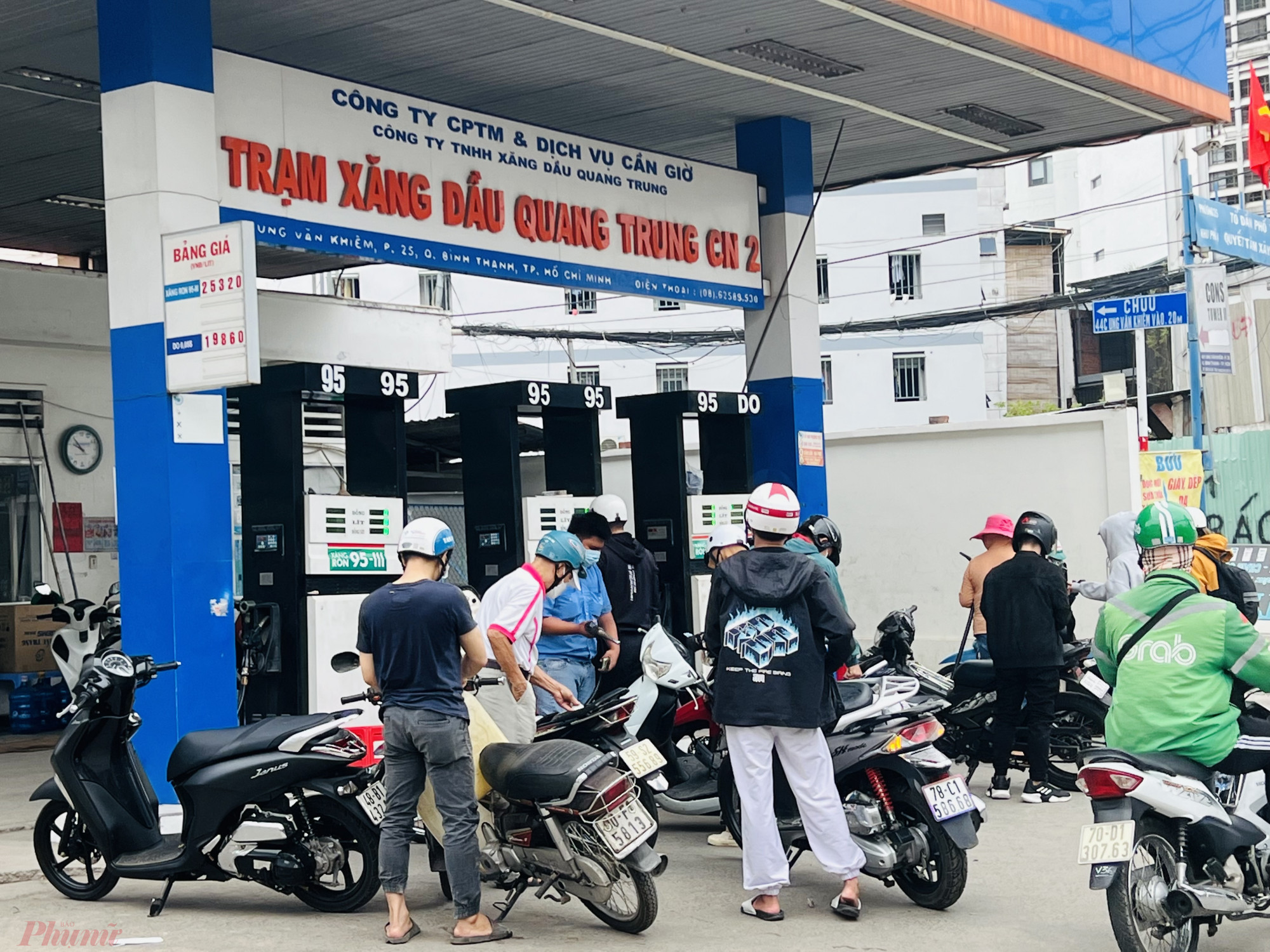 Khách đổ xăng tại một đơn vị kinh doanh xăng dầu quận Bình Thạnh, TPHCM - Ảnh: Quốc Thái