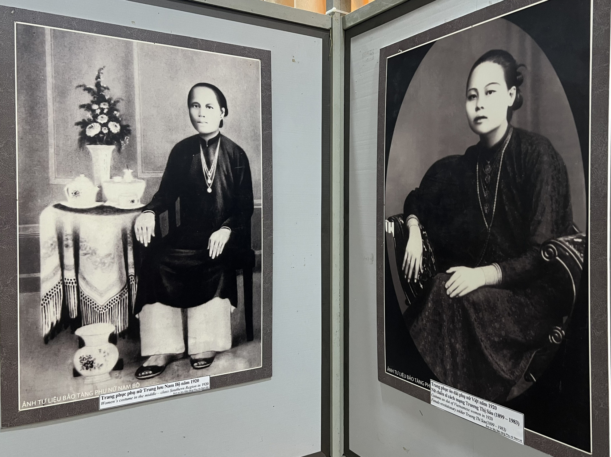 Áo dài của phụ nữ trong những năm 1920. Trong đó, ảnh bên phải nữ anh hùng cách mạng Trương Thị Sáu. Còn ảnh bên trái là mẫu áo dài dành cho phụ nữ trung lưu trong cùng thời kỷ này.