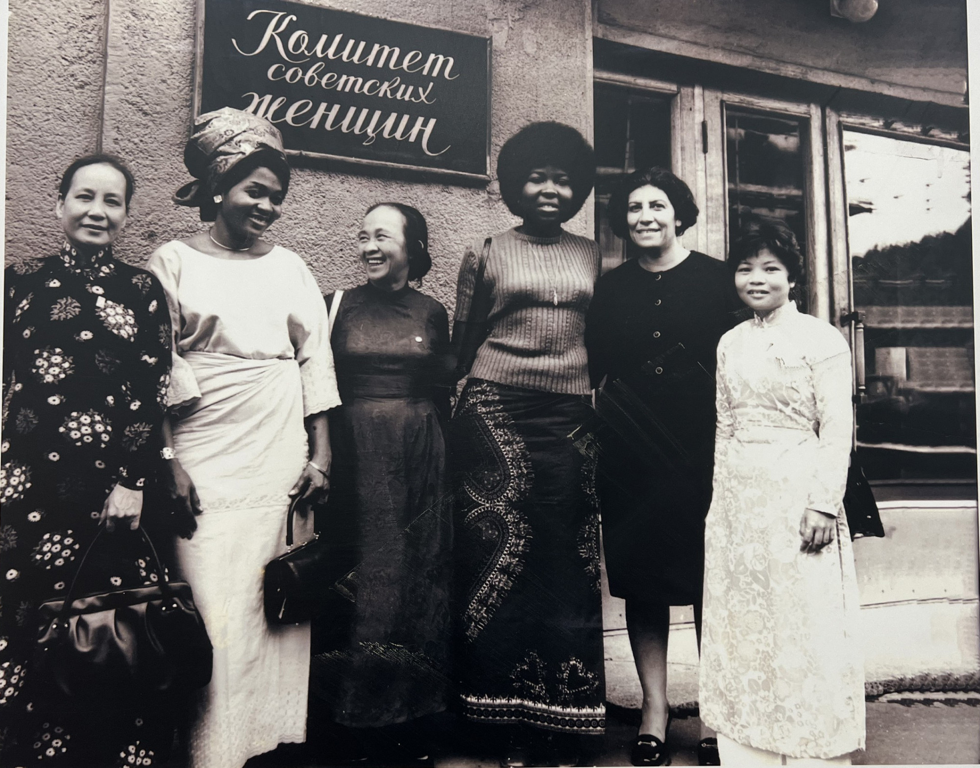 Đoàn phụ nữ Việt Nam trong chuyến thăm ngoại giao ở thủ đô Moscow (Nga) vào năm 1969. Thời điểm này những chiếc áo dài với phần eo nhỏ là mốt thịnh hành.