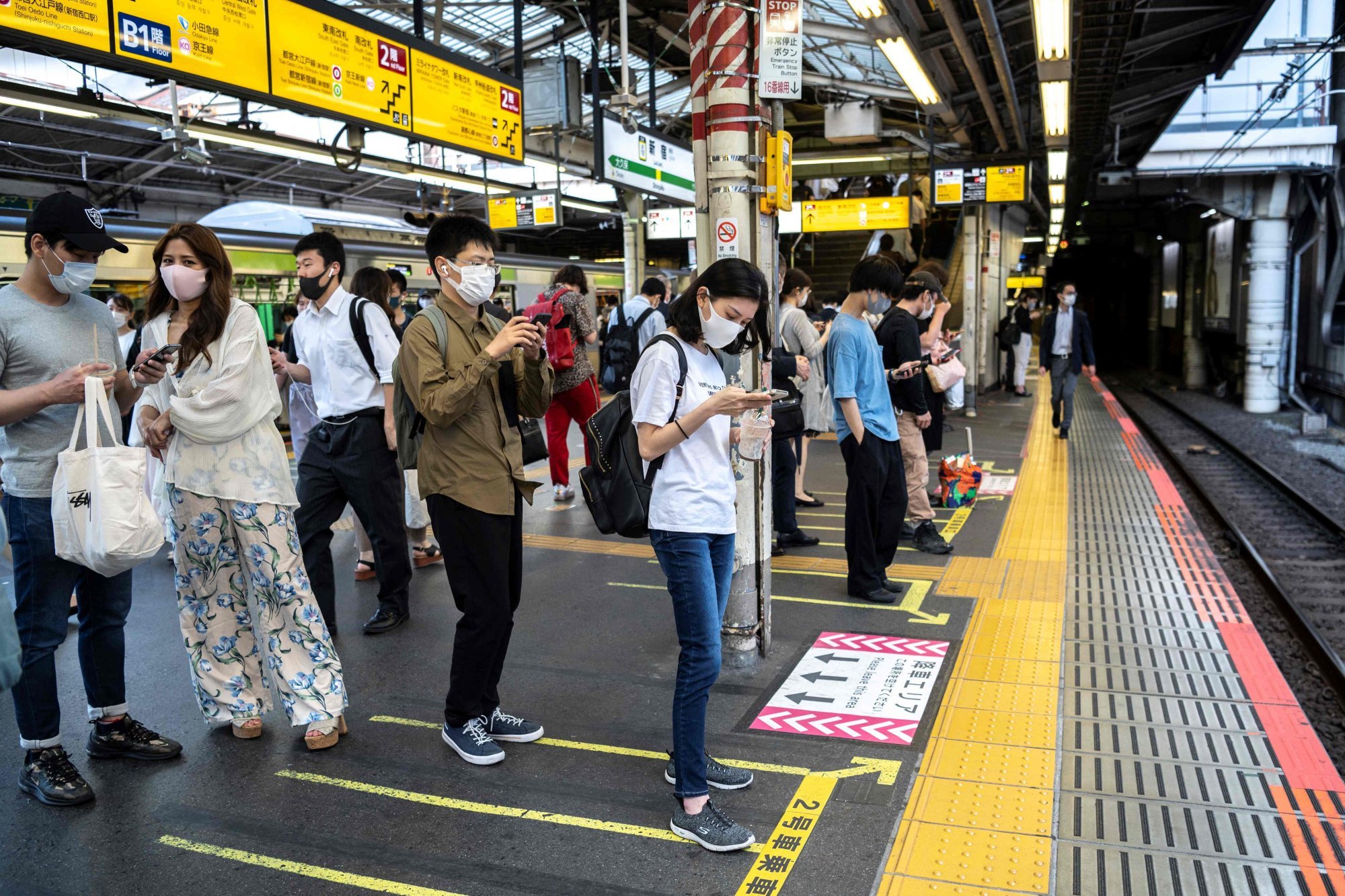 Người đi làm đợi tàu ở Tokyo. Với cuộc sống xã hội bị ảnh hưởng bởi đại dịch, nhân viên văn phòng ở Nhật Bản bắt đầu quay sang yêu đồng nghiệp của họ. Ảnh: AFP